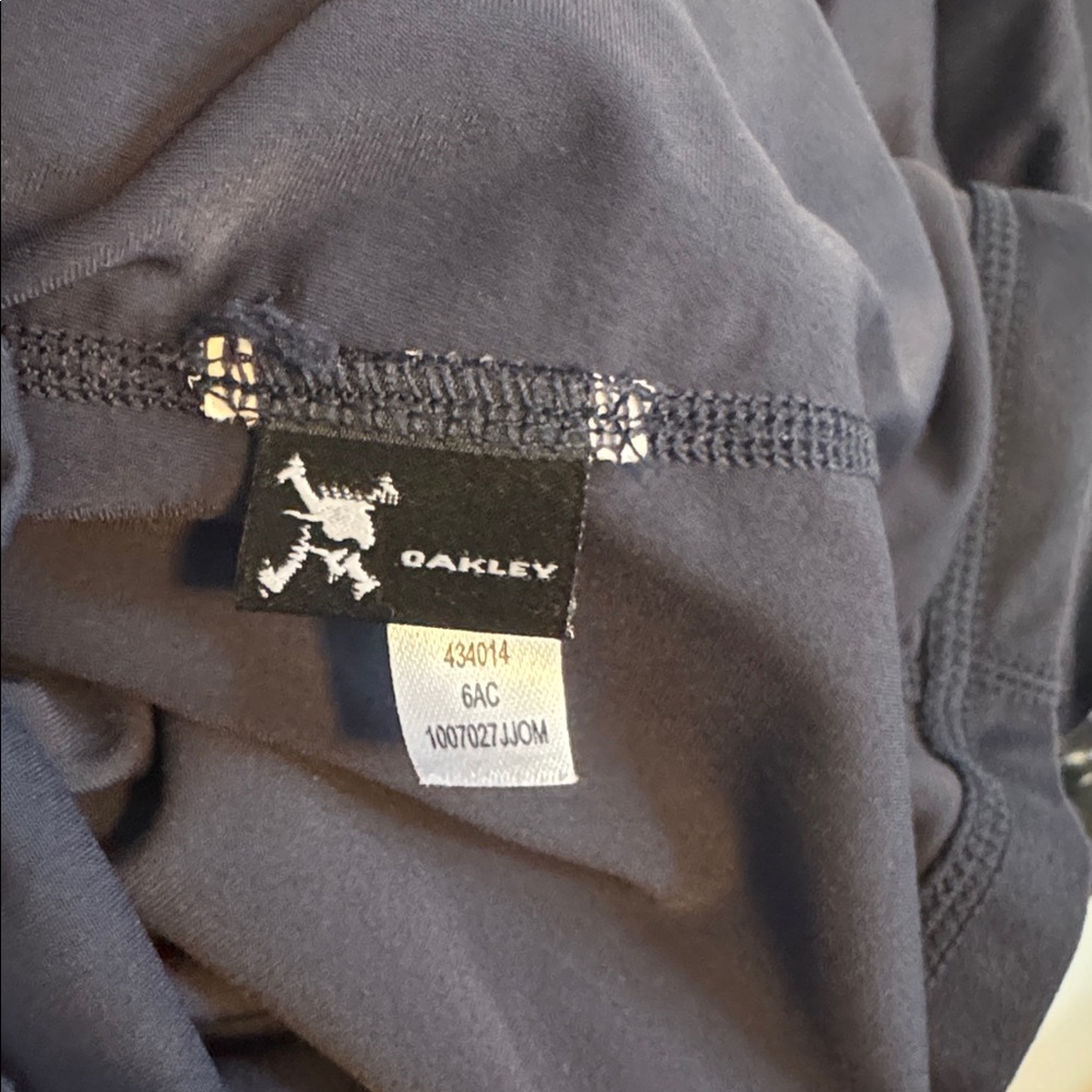 Very nice mens size Large Oakley brand performance full zip hoodie. - Picture 5 of 7